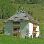 Wohnhaus in Langtaufers, Italien.  "Handbuch Strohballenbau" von Gernot Minke und Benjamin Krick ,  3. Auflage, S. 106. Architekt: Werner Schmidt