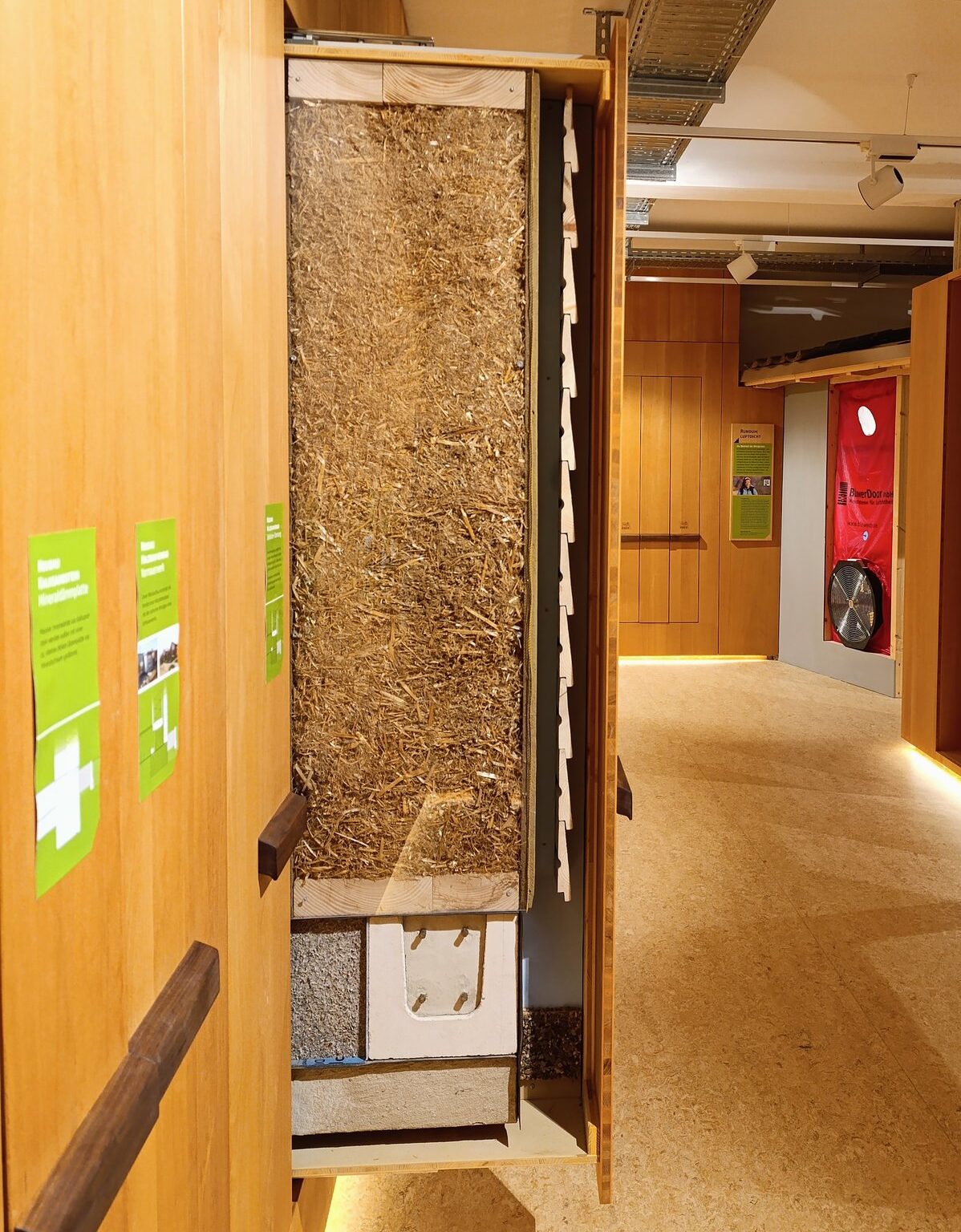 Ausstellung nachhhaltig bauen erleben, Wandschnitt eines Strohbaus.